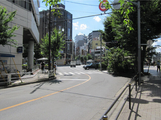 みずほ銀行と国分寺駅南口のロータリーを通り抜けて、松屋の前を通り